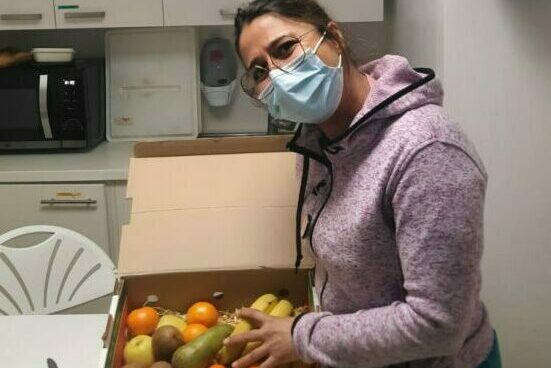 Un soignant du CHP pose avec une corbeille de fruits